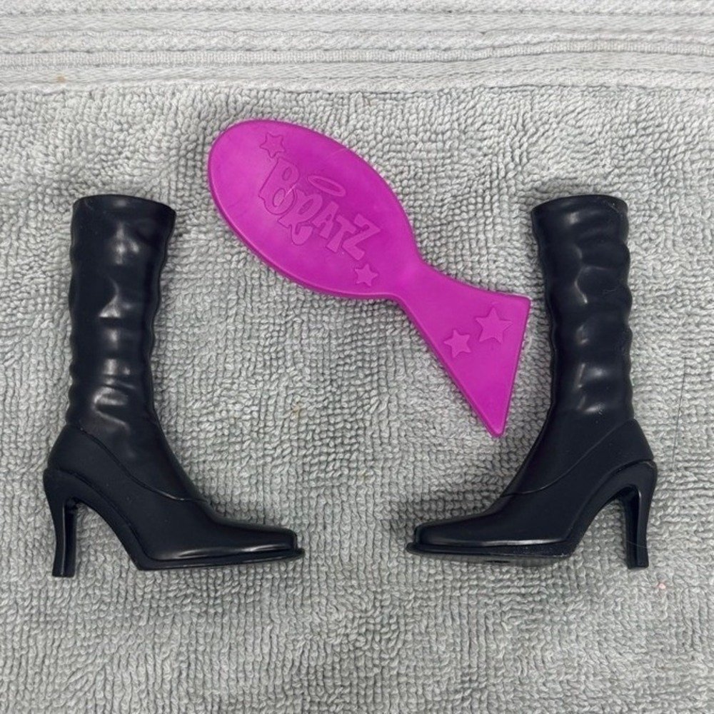 Bratz Doll Accessories Black Slouchy High Heel Boots and Pink Star Hairbrush Set